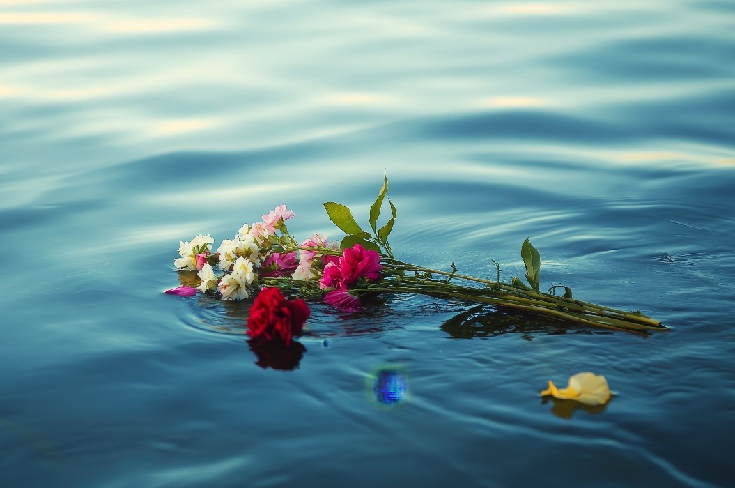 Gelassenes Begräbnis auf See: Natürliche Schönheit der auf dem Wasser schwimmenden Blumen für einen friedlichen Abschied