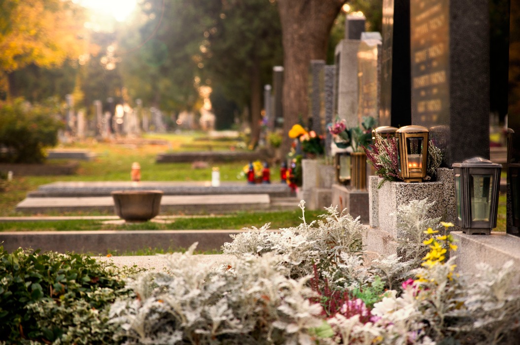 geschmückte Gräber auf dem Friedhof in Magdeburg