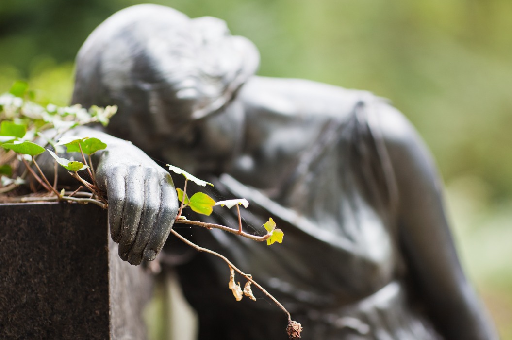 Trauernde Frauenskulptur