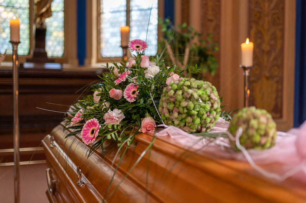Blumenschmuck und Deko an der Trauerfeier
