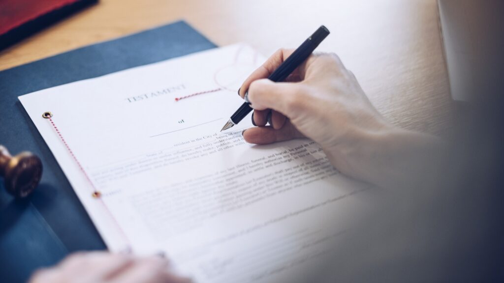 Rechtsanwalt, der in der Kanzlei tätig ist. Das Dokument wird von einer Notarin unterzeichnet.