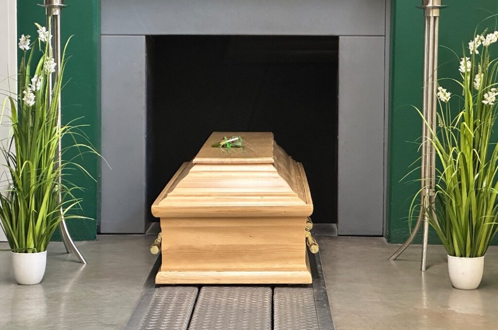 Sarg im Krematorium